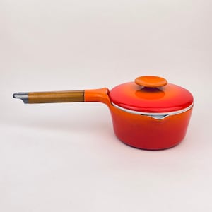 Cacerola vintage de hierro fundido esmaltado en porcelana Royal Sealy Japan - Llama cereza/llama naranja, color naranja degradado/rojo Descoware - 0,95 L o 1,0 QT