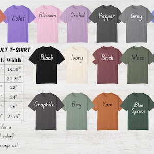 Puede incluir: Una variedad de camisetas unisex para adultos en varios colores, incluyendo Terracota, Violeta y Negro. La imagen tambi&eacute;n muestra una tabla de tallas con medidas en pulgadas. El texto en la imagen dice: "&iquest;Buscas un color diferente? &iexcl;Por favor, env&iacute;anos un mensaje!"