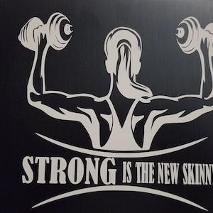 Strong is de nieuwe skinny motiverende sportschoolcitaat, inspirerende fitnesstraining