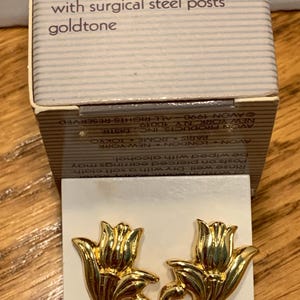 Lovely Avon Vintage Gold Tone Spring Tulip Pierced Earrings