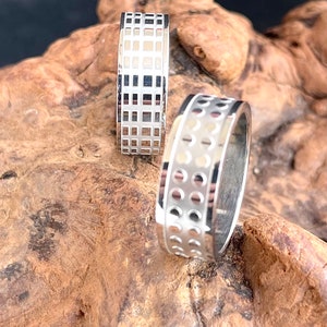 Edelstahl Komfort Fit Ringband für Männer und Frauen. Dotted & Morse Code Design. Zwei Töne Silber Farbe. Nur begrenzte Bestände!