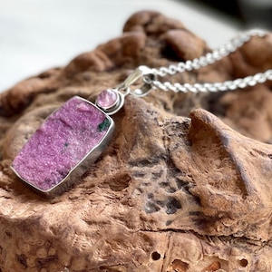 Drusy de Calcita Cobalto Rosa Natural com Pingente de Tormalina. Configuração em prata Streling 925. Rosa brilhante com inclusões naturais. Frete grátis