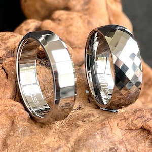 Wolframring zum Ausverkaufspreis. Für Männer und Frauen. Hochglanzpolierter Diamantschliff mit abgeschrägtem Kantendesign. Nur begrenzte Lagerbestände.