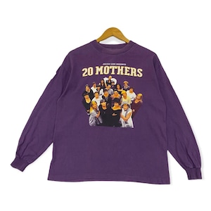 Può includere: Maglietta a maniche lunghe viola con una stampa grafica di un gruppo di persone e il testo "Julian Cope Presents 20 Mothers".