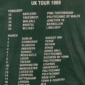 Puede incluir: Un cartel de gira verde para Have Love Will Travel, una gira por el Reino Unido en 1989. El cartel enumera las fechas y ubicaciones de la gira, incluidas ciudades como Dubl&iacute;n, Edimburgo, Glasgow y Londres.