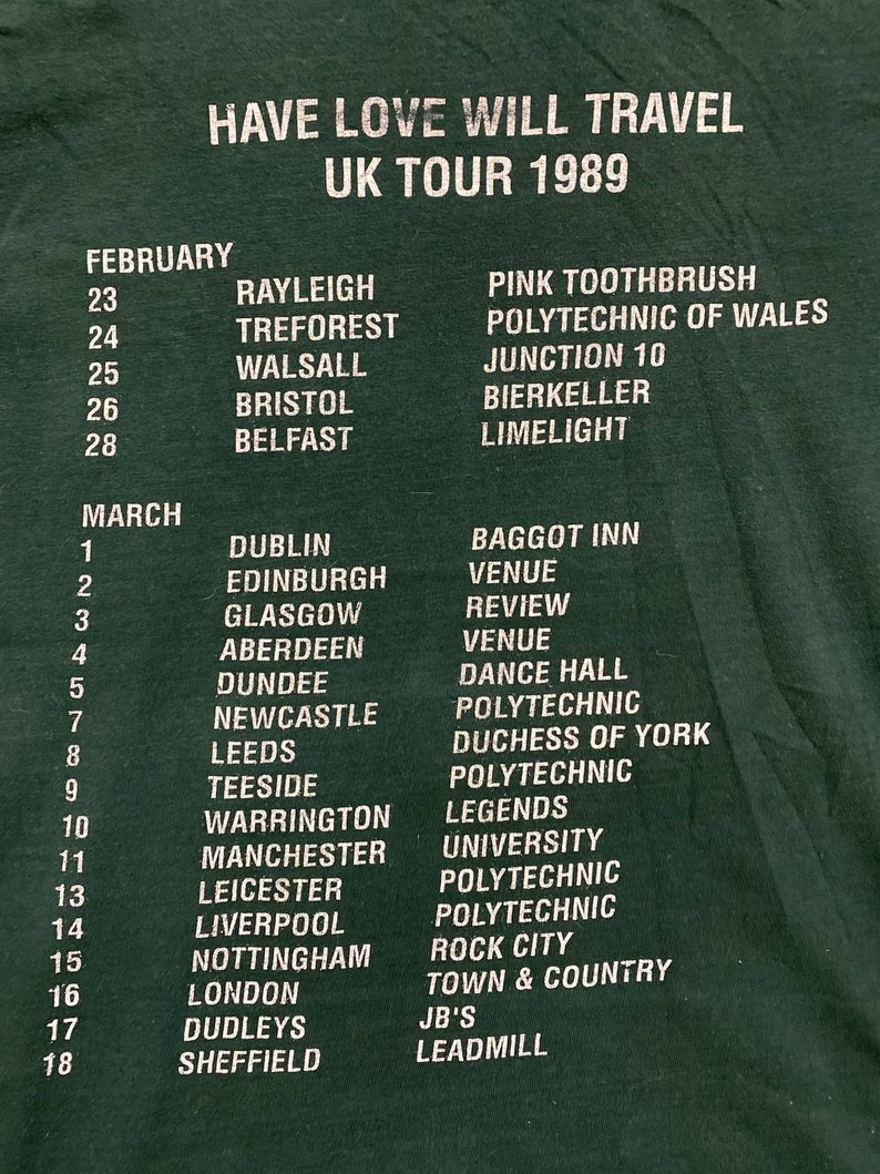 Puede incluir: Un cartel de gira verde para Have Love Will Travel, una gira por el Reino Unido en 1989. El cartel enumera las fechas y ubicaciones de la gira, incluidas ciudades como Dubl&iacute;n, Edimburgo, Glasgow y Londres.