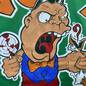 Puede incluir: Una ilustraci&oacute;n de dibujos animados de un hombre con una corbata de lazo roja y una piruleta en la mano. Est&aacute; gritando con la boca abierta y la lengua roja fuera. Est&aacute; sosteniendo un peque&ntilde;o p&aacute;jaro blanco con un pico negro en la otra mano. El fondo es verde.