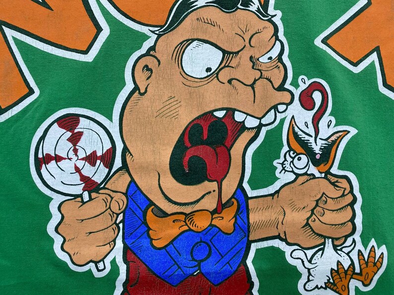 Puede incluir: Una ilustraci&oacute;n de dibujos animados de un hombre con una corbata de lazo roja y una piruleta en la mano. Est&aacute; gritando con la boca abierta y la lengua roja fuera. Est&aacute; sosteniendo un peque&ntilde;o p&aacute;jaro blanco con un pico negro en la otra mano. El fondo es verde.