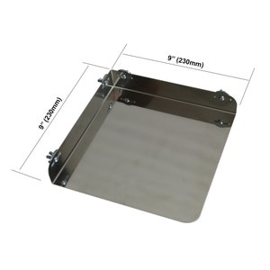 Op de afbeelding: Een vierkant dienblad van roestvrij staal van 23 cm bij 23 cm met afgeronde hoeken. Het dienblad heeft vier montagebeugels aan de zijkanten.
