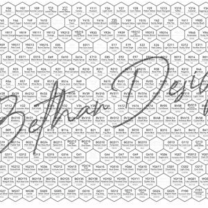 Op de afbeelding: Een raster van zeshoekige cellen, elk gelabeld met kleurnamen en codes. De handgeschreven tekst "Bethan Design" is over het raster gelegd. Het kleurenpalet bevat een breed scala aan tinten.