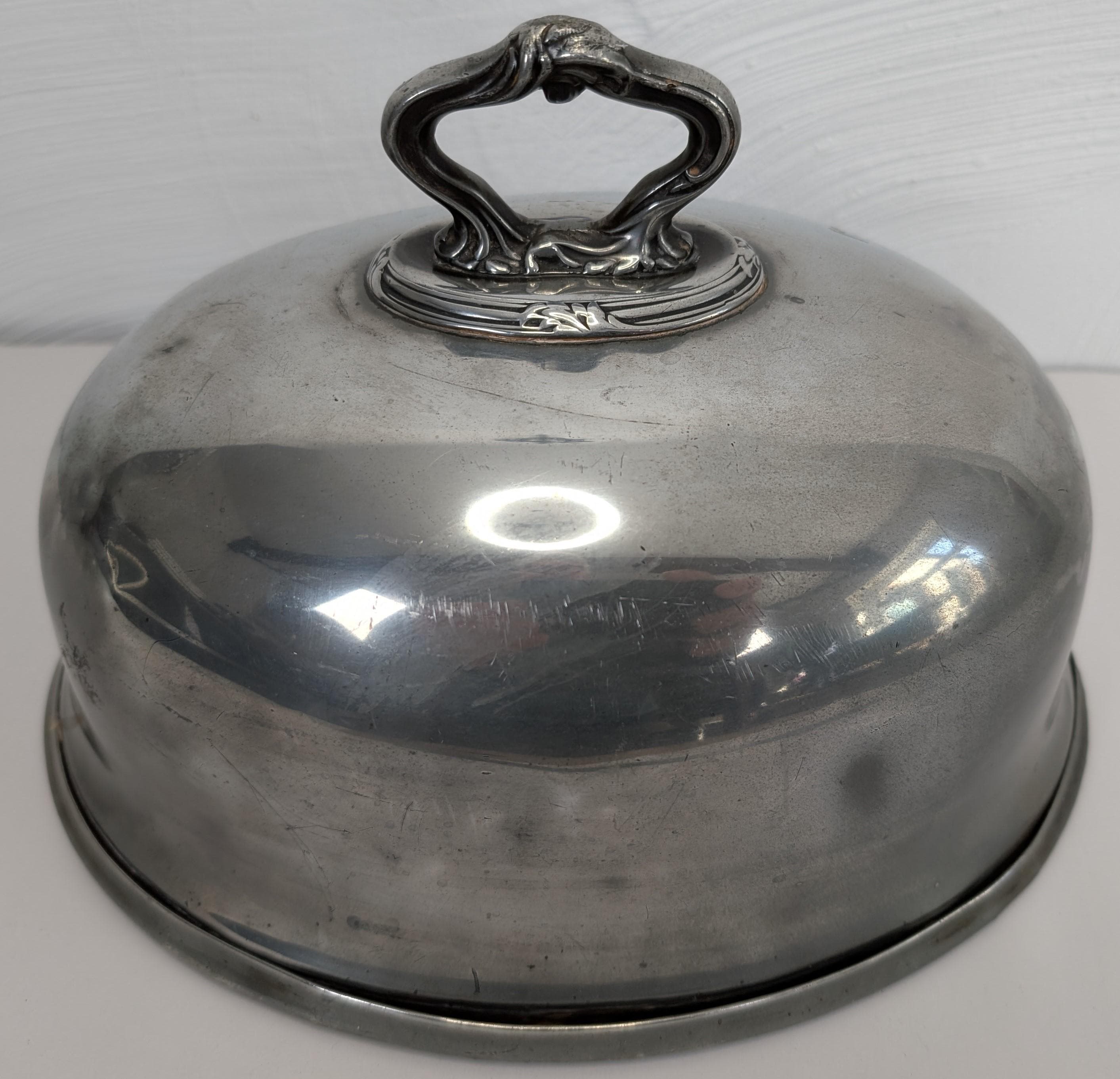 Samovar en métal argenté uni, le support à pieds griffes. Hauteur: 32cm