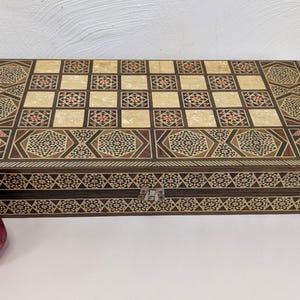 Tablero de ajedrez y backgammon antiguo, con incrustaciones de marquetería de nácar, caja plegable de 19 x 19 pulgadas.