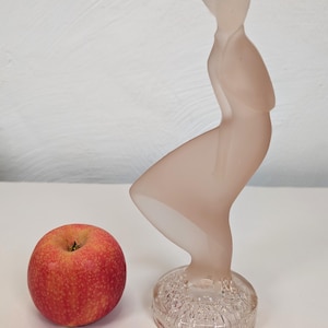 Vintage tchèque Desna Lady in the Wind Art sculpture en verre Boho figurine 9 pouces de haut décoration de la maison