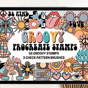 Può includere: Un'illustrazione digitale di 56 timbri Procreate groovy con una varietà di design retrò, tra cui simboli di pace, fiori, farfalle e il testo "Good Vibes".