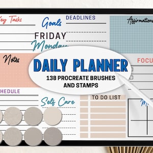 Op de afbeelding: Een digitale dagelijkse planner-sjabloon op een tabletscherm met een stylus. De planner bevat secties voor belangrijke taken, doelen, deadlines, affirmaties, notities, schema, zelfzorg, to-do-lijst en focus. De tekst "DAILY PLANNER 138 PROCREATE BRUSHES AND STAMPS" wordt weergegeven in een blauwe cirkel.