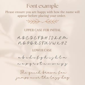 Puede incluir: Ejemplo de fuente con letras may&uacute;sculas y min&uacute;sculas en escritura cursiva. El texto incluye el alfabeto y la frase "The quick brown fox jumps over the lazy dog."