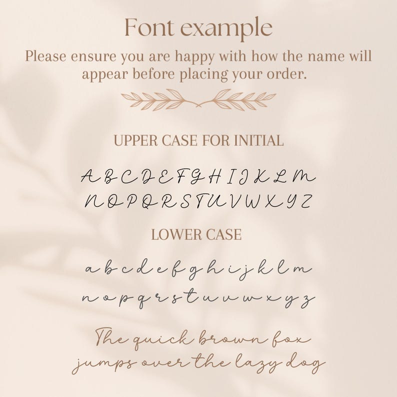 Puede incluir: Ejemplo de fuente con letras may&uacute;sculas y min&uacute;sculas en escritura cursiva. El texto incluye el alfabeto y la frase "The quick brown fox jumps over the lazy dog."