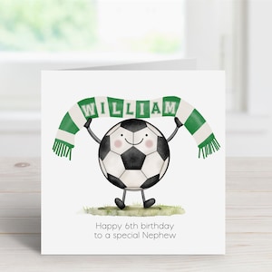 Puede incluir: Una tarjeta de felicitaci&oacute;n blanca con un bal&oacute;n de f&uacute;tbol de dibujos animados que sostiene una bufanda verde y blanca que dice "WILLIAM". La tarjeta dice "Feliz 6&ordm; cumplea&ntilde;os a un sobrino especial". El bal&oacute;n de f&uacute;tbol tiene una cara sonriente.