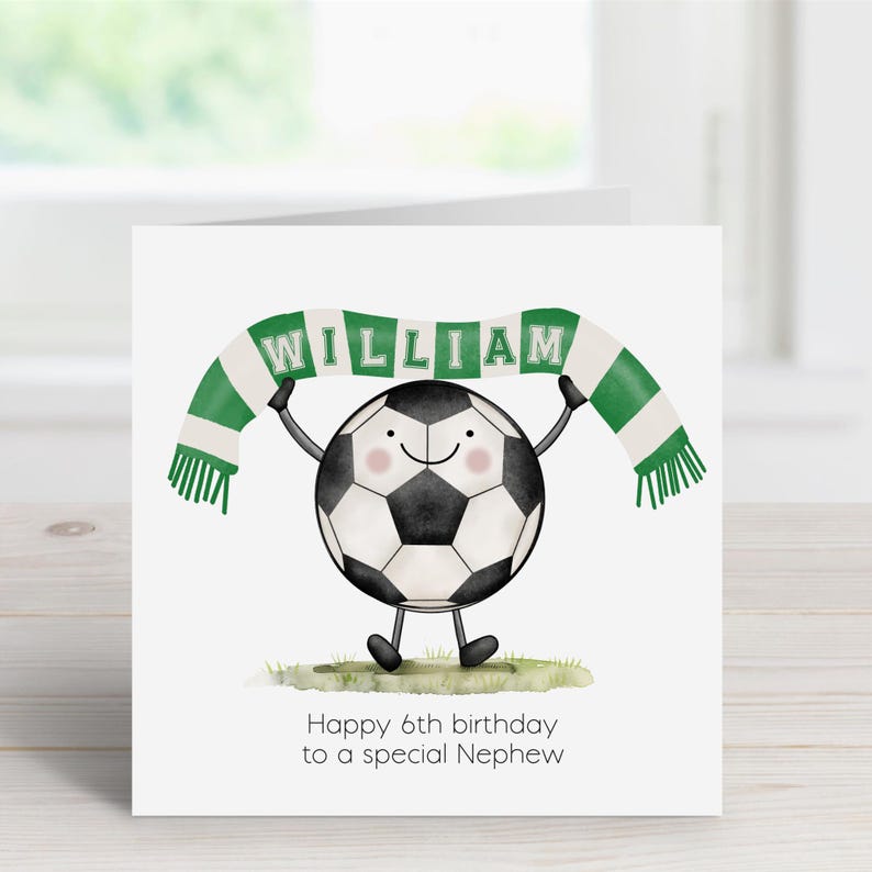 Puede incluir: Una tarjeta de felicitaci&oacute;n blanca con un bal&oacute;n de f&uacute;tbol de dibujos animados que sostiene una bufanda verde y blanca que dice "WILLIAM". La tarjeta dice "Feliz 6&ordm; cumplea&ntilde;os a un sobrino especial". El bal&oacute;n de f&uacute;tbol tiene una cara sonriente.