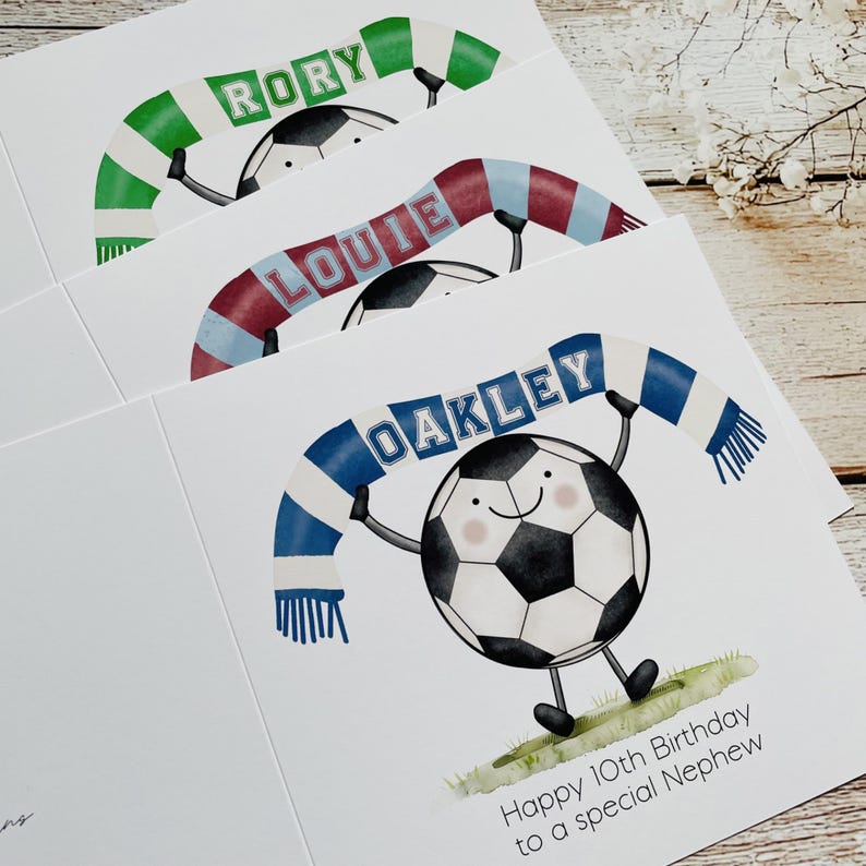 Puede incluir: Tarjetas de felicitaci&oacute;n con personajes de balones de f&uacute;tbol de dibujos animados que llevan bufandas. Las bufandas son de varios colores y tienen nombres. Una tarjeta tiene el mensaje "Happy 10th Birthday to a special Nephew" en la parte inferior.