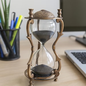 Individuell graviertes Geschenk Antikes Messing 5-Minuten-Sanduhr-Bulk-Buy-Sand-Uhr-Firmengeburtstag-Rückkehrgeschenk für Kinder Him / Her Studenten-Schreibtisch-Dekor