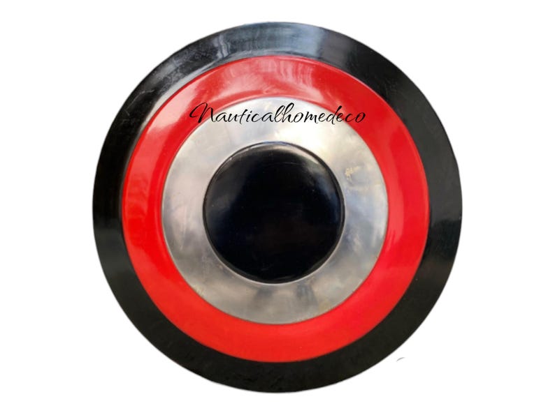 K&ouml;nnte beinhalten: Ein runder, schwarz-rot-silberner Schild mit konzentrischem Kreisdesign. Der Schild hat einen schwarzen Mittelkreis, einen silbernen Ring darum, einen roten Ring darum und einen schwarzen Ring um den gesamten Schild.