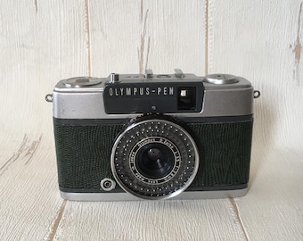 Olympus PEN EE-2 vintage filmcamera | Half lijst | Groen leer met hagedis-reliëf | Volledig gerenoveerd en op film getest | Film inbegrepen 