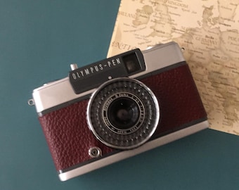 Olympus PEN EE-2 filmcamera | Vintage 35 mm compact | Volledig gerenoveerd en getest in Japan | Bordeauxrood leer | Inclusief Kodak-film