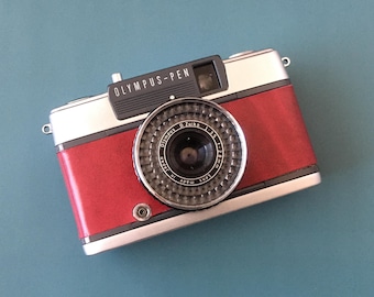 Olympus PEN EE-2 filmcamera | Vintage 35 mm compact | Volledig gerenoveerd en getest in Japan | Glanzend wijnrood leer | Inclusief Kodak-film