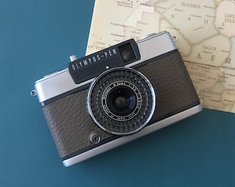Olympus PEN EE-2 filmcamera | Vintage 35 mm compact | Volledig gerenoveerd en getest in Japan | Taupe leer | Inclusief Kodak-film
