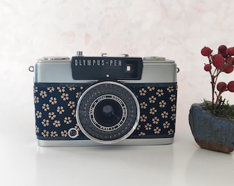 Olympus PEN EE-2 | Vintage halfframe 35 mm filmcamera | Marineblauw leer met kimonopatroon | Gerenoveerd en getest | Film inbegrepen