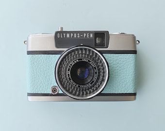 Olympus PEN EES-2: mintblauw leer, half frame 35 mm filmcamera, gerenoveerd en getest, inclusief film