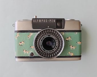 Olympus PEN EE-2 | Vintage halfframe 35 mm filmcamera | Groen leer met kattenpatroon | Gerenoveerd en getest | Film inbegrepen