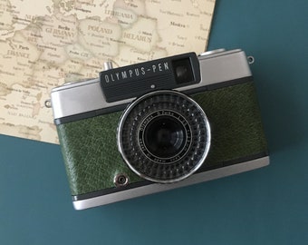 Olympus PEN EE-2 Vintage Filmkamera | Glattes Matcha-grünes Leder | Komplett renoviert und Filmgetestet | Objektivdeckel & Handschlaufe inklusive