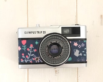 Olympus Trip 35 vintage filmcamera | Blauw bloemmotief | Volledig gerenoveerd en op film getest | Film inbegrepen