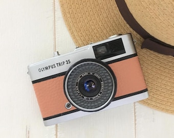 Olympus Trip 35-filmcamera | Vintage 35 mm compact | Volledig gerenoveerd en getest in Japan | Gedempt koraalleer | Inclusief Kodak-film