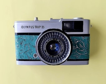 Olympus-reis 35 | Vintage 35 mm-filmcamera | Gerenoveerd en getest in Japan | Groen suède met botanisch patroon | Film inbegrepen