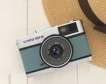 Olympus Trip 35-filmcamera | Vintage 35 mm compact | Volledig gerenoveerd en getest in Japan | Gedempt blauwgroen leer | Inclusief Kodak-film