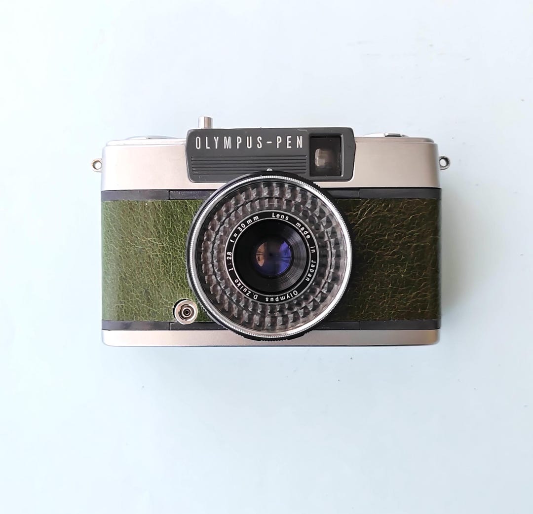 OLYMPUS PEN EES-2 緑色 フィルムカメラ オリンパス PEN EES-2：抹茶グリーンレザー、ハーフサイズ35mmフィルム