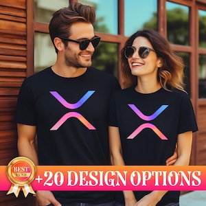 Può includere: Due persone indossano magliette nere con un logo di criptovaluta colorato. Il logo è una "X" stilizzata con un gradiente di rosa, viola e blu. Il testo "BEST EVER" è su un distintivo dorato con un nastro rosso e bianco. Il testo "+20 DESIGN OPTIONS" è su uno striscione rosa e bianco.
