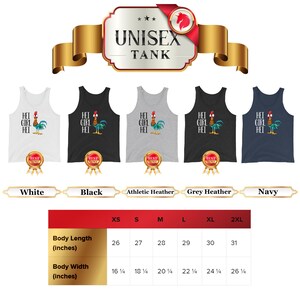 Puede incluir: Una tabla de tallas para una camiseta sin mangas unisex con un gr&aacute;fico de gallo y el texto "Hei Girl Hei". La tabla muestra la longitud y el ancho del cuerpo en pulgadas para las tallas XS a 2XL. La camiseta sin mangas est&aacute; disponible en blanco, negro, gris jaspeado, gris jaspeado oscuro y azul marino.