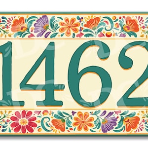 Könnte beinhalten: Ein rechteckiges Hausnummernschild mit weißem Hintergrund und einem türkisfarbenen Rand. Die Nummer 1462 ist in großer türkisfarbener Schrift dargestellt. Der Rand ist mit einem bunten Blumenmuster verziert.