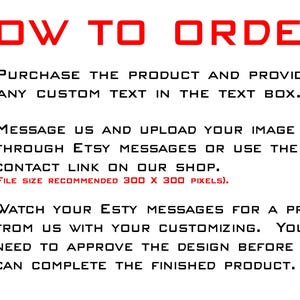 K&ouml;nnte beinhalten: Roter Text auf wei&szlig;em Hintergrund mit Anweisungen zur Bestellung eines individuellen Produkts. Schritte umfassen die Angabe von individuellem Text, das Senden eines Bildes &uuml;ber Etsy-Nachrichten und die Genehmigung des Designentwurfs. Empfohlene Dateigr&ouml;&szlig;e: 300 x 300 Pixel.