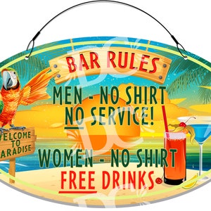 Può includere: Un cartello ovale colorato con una scena di spiaggia tropicale e il testo "BAR RULES" su un cartello di legno. Il cartello include anche il testo "MEN - NO SHIRT NO SERVICE!" e "WOMEN - NO SHIRT FREE DRINKS".