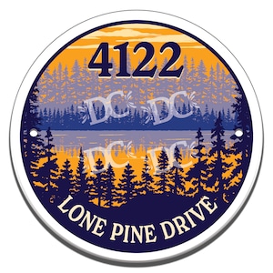 Op de afbeelding: Een rond, wit bord met een blauwe en oranje zonsondergangscène. Het bord heeft het adres "4122 Lone Pine Drive" in wit gedrukt.