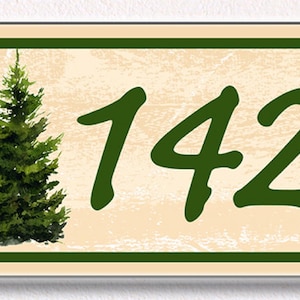 Op de afbeelding: Een houten bord met een groene rand en een beige achtergrond. Het bord heeft drie gestileerde groene dennenbomen en het nummer 1422 in groene cursieve letters.
