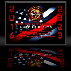 K&ouml;nnte beinhalten: Gerahmte Plakette mit schwarzem Hintergrund, die das Design der amerikanischen Flagge und den Text "Harker Heights Fire Department Chief Paul Sims" zeigt. Die Jahre 2016 und 2023 sind rot dargestellt.