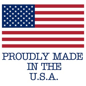 Puede incluir: Una bandera estadounidense roja, blanca y azul con 13 franjas horizontales y 50 estrellas blancas sobre un campo azul. El texto "PROUDLY MADE IN THE U.S.A." est&aacute; debajo de la bandera.