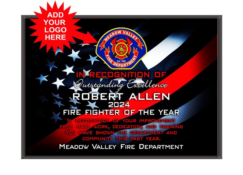 K&ouml;nnte beinhalten: Gerahmte Urkunde mit schwarzem Rand. Die Urkunde zeigt ein amerikanisches Flaggen-Design mit einem roten Streifen und dem Text "Fire Fighter of the Year" und "Robert Allen 2024". Das Logo der Meadow Valley Feuerwehr befindet sich oben.