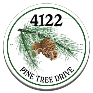 Op de afbeelding: Een rond wit bord met een groene rand. Het bord heeft het nummer 4122 en de tekst "Pine Tree Drive" in zwart. Een dennentak met twee dennenappels bevindt zich in het midden van het bord.